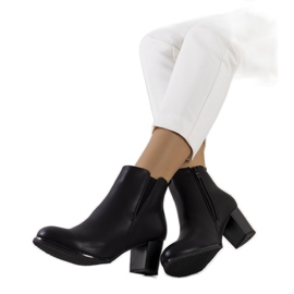 Crne čizme na prosjačkom stupu crna