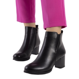 Crne čizme na prosjačkom stupu crna