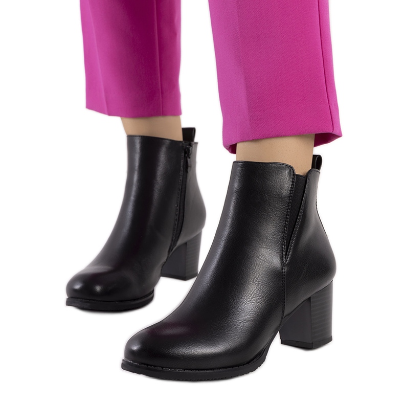 Crne čizme na prosjačkom stupu crno