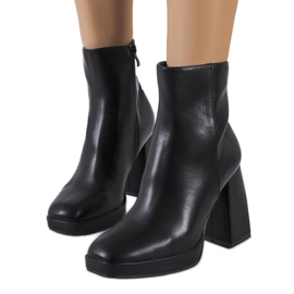 Crne gležnjače na stupu Jilin crno