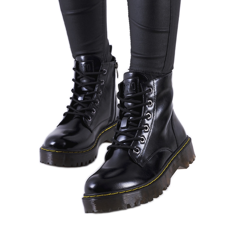 Crne čizme s ukrasnim Yuliya koncem crno