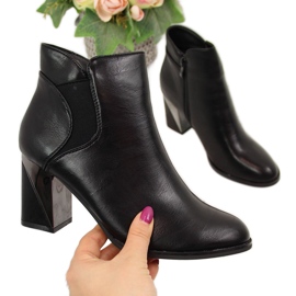 Jezzi Crne izolirane čizme na ukrasnom stupiću crna