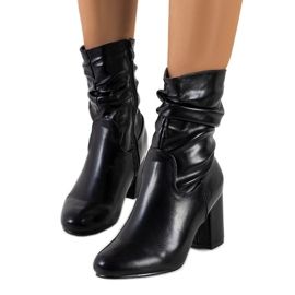 Crne čizme na stupu Hilda crna