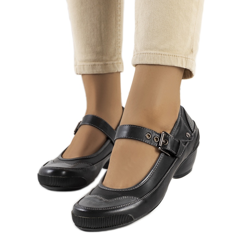 Crne salonke koje se kopčaju remenom Via crno