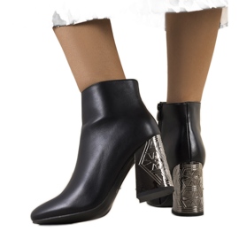 Crne čizme s ukrasnom Mirim petom crna