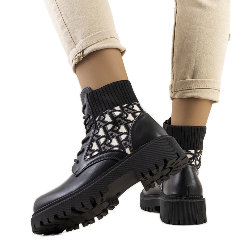 Crne čizme s fleksibilnim gornjištem bež