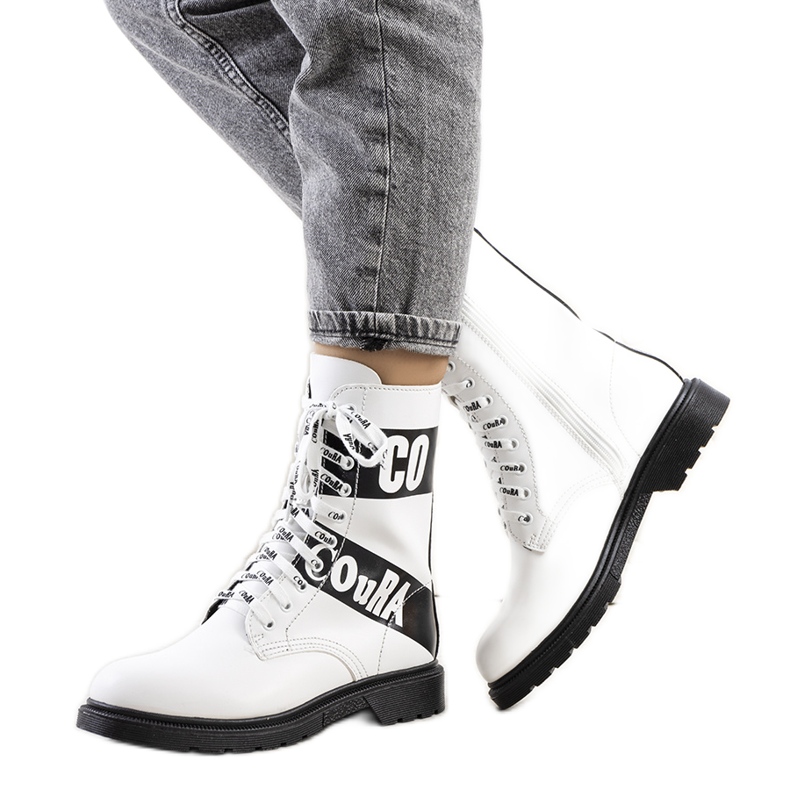 Bijele tenisice ukrašene natpisima bijela