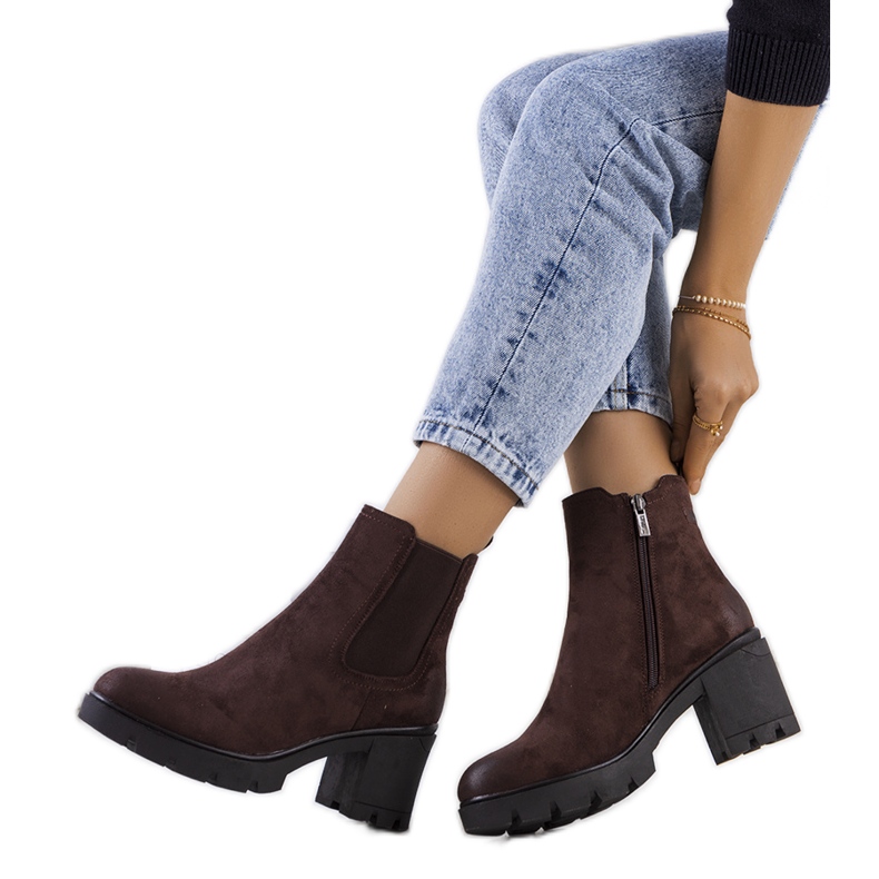 Svelte smeđe čizme s visokom petom od brušene kože smeđa