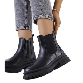 Crne gležnjače na Alainovoj platformi crna