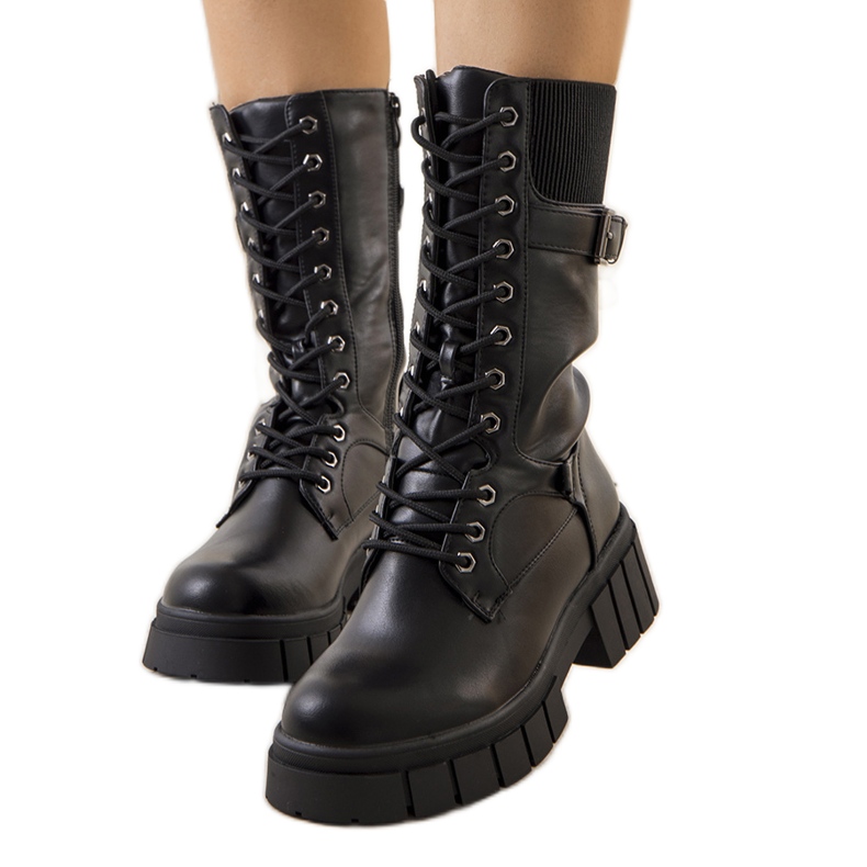 Postaja crnih traperica crno