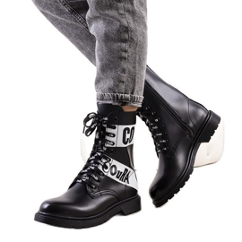 Crni traperi ukrašeni Mota natpisima crna