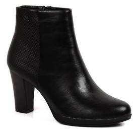 Crne izolirane ženske čizme na stupu M. Daszyński crna