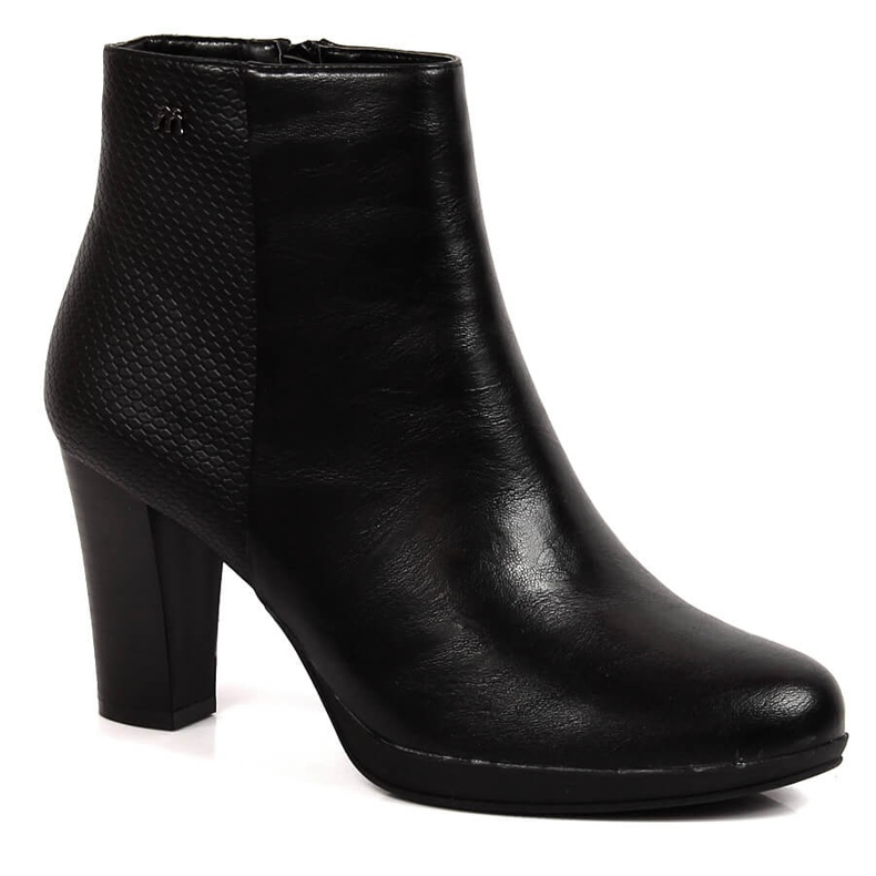 Crne izolirane ženske čizme na stupu M. Daszyński crno