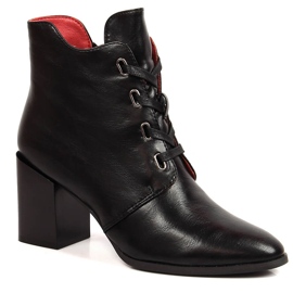 Crne izolirane ženske čizme na stupu M. Daszyński crna