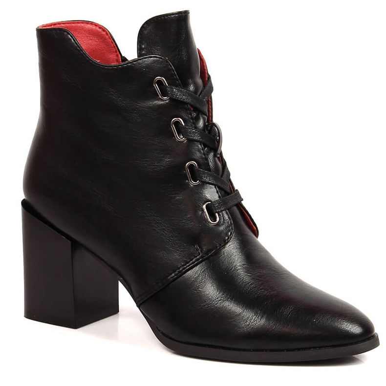 Crne izolirane ženske čizme na stupu M. Daszyński crno