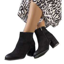 Crne gležnjače na stupu Silas crna