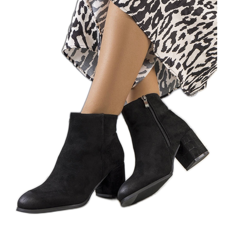 Crne gležnjače na stupu Silas crno