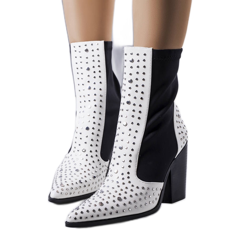 Bijele čizme ukrašene Orazi nitnama bijela