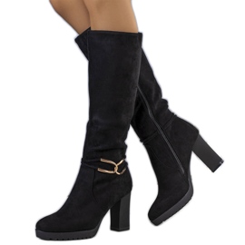 Crne, izolirane čizme na Dardo stubu crna