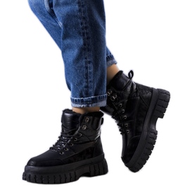 Crne izolirane čizme za snijeg iz Ozera crno