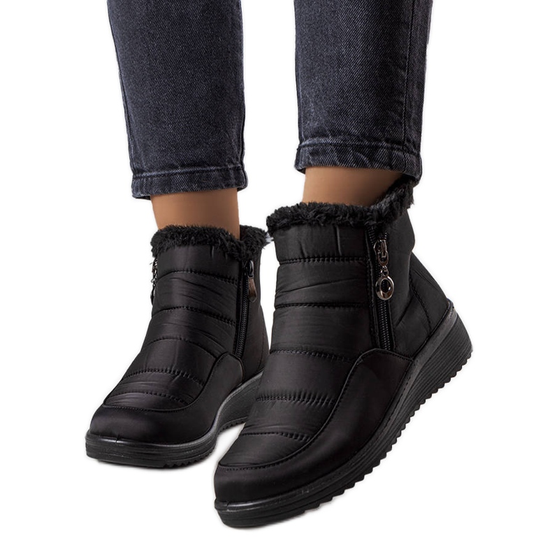 Crne izolirane čizme za snijeg s krznom iz Blena crno