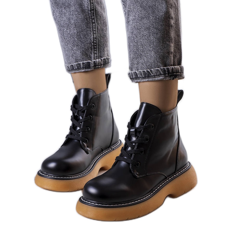 Lutero crne izolirane čizme crno