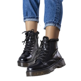 Martoli crne izolirane traperice s krznom crno