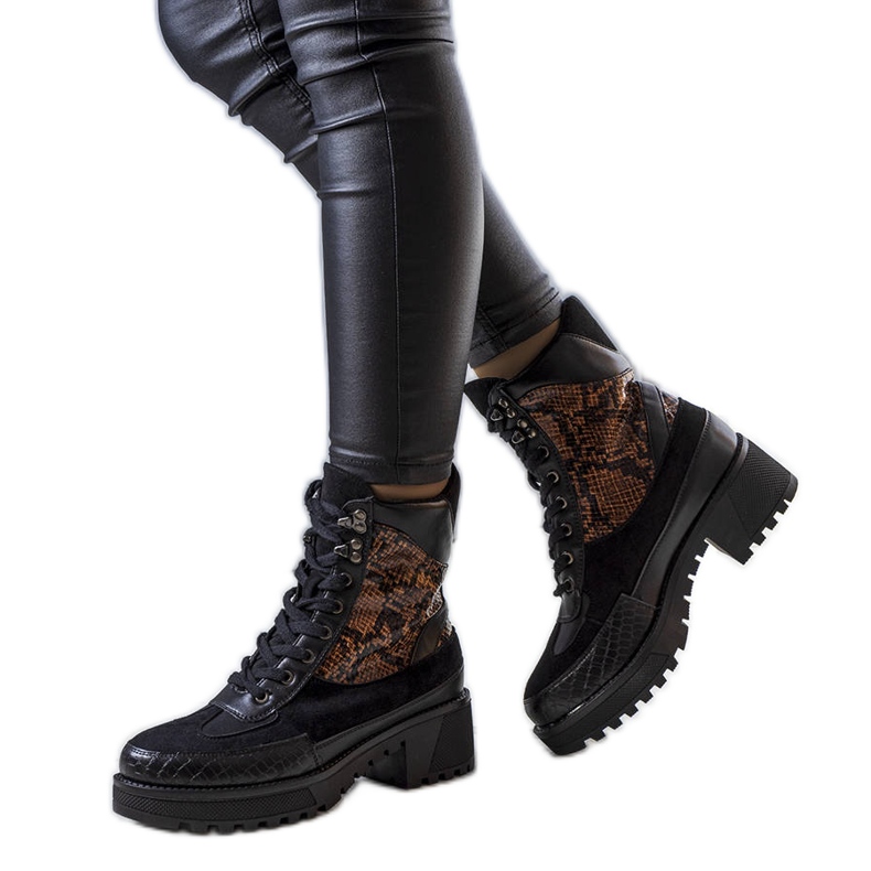 Crne izolirane čizme ukrašene Fox umetcima crno