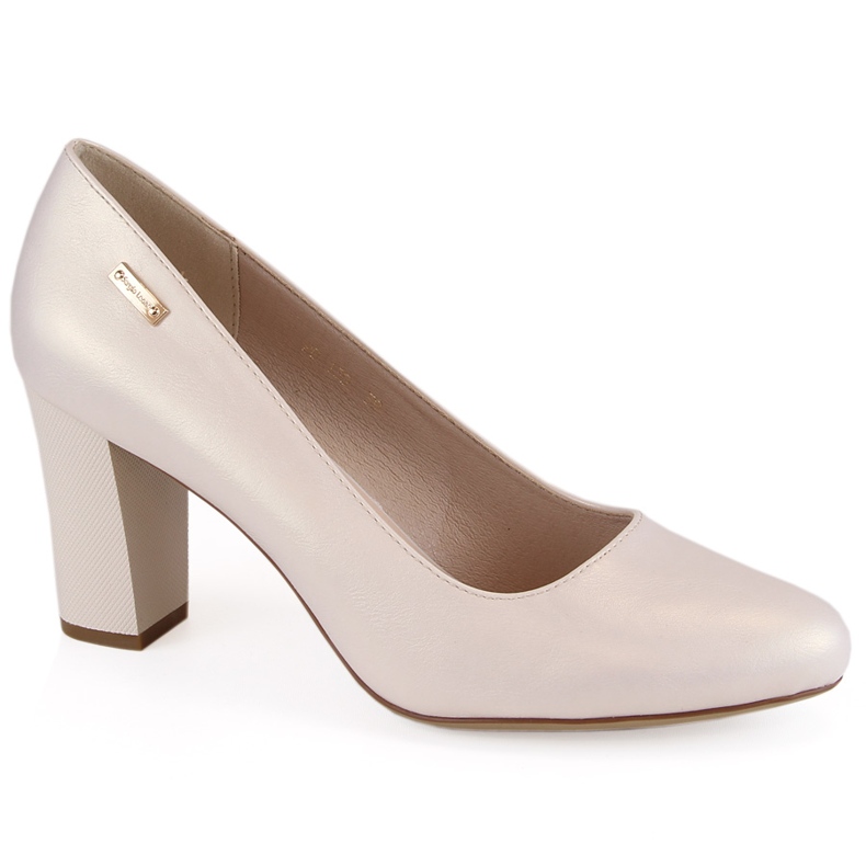 Bež biserne salonke na ukrasnom stupu od Sergio Leonea