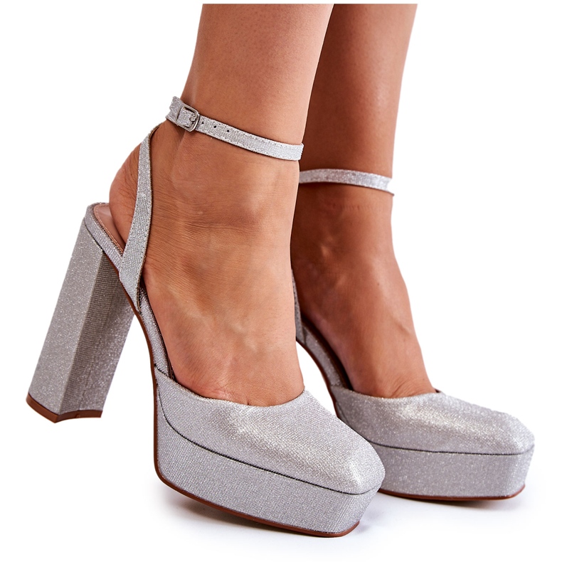 Ženske sjajne sandale na srebrnom postu srebro