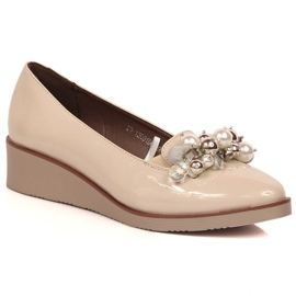 Bež lakirane cipele na wedges s perlama Potocki SZ12031