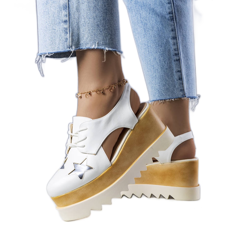 Bijele cipele na wedges od Joan bijela