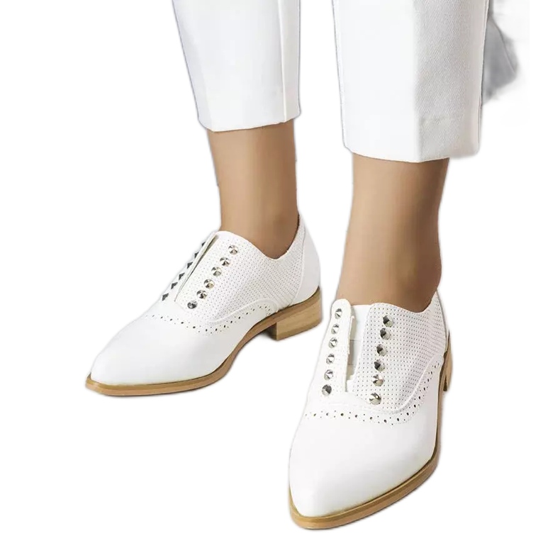 BM Bijele otvorene cipele s nitnama od Erin bijela