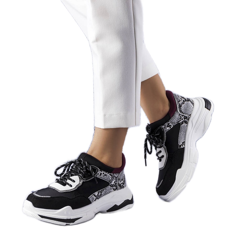 Crne tenisice ukrašene Savard umetcima crno