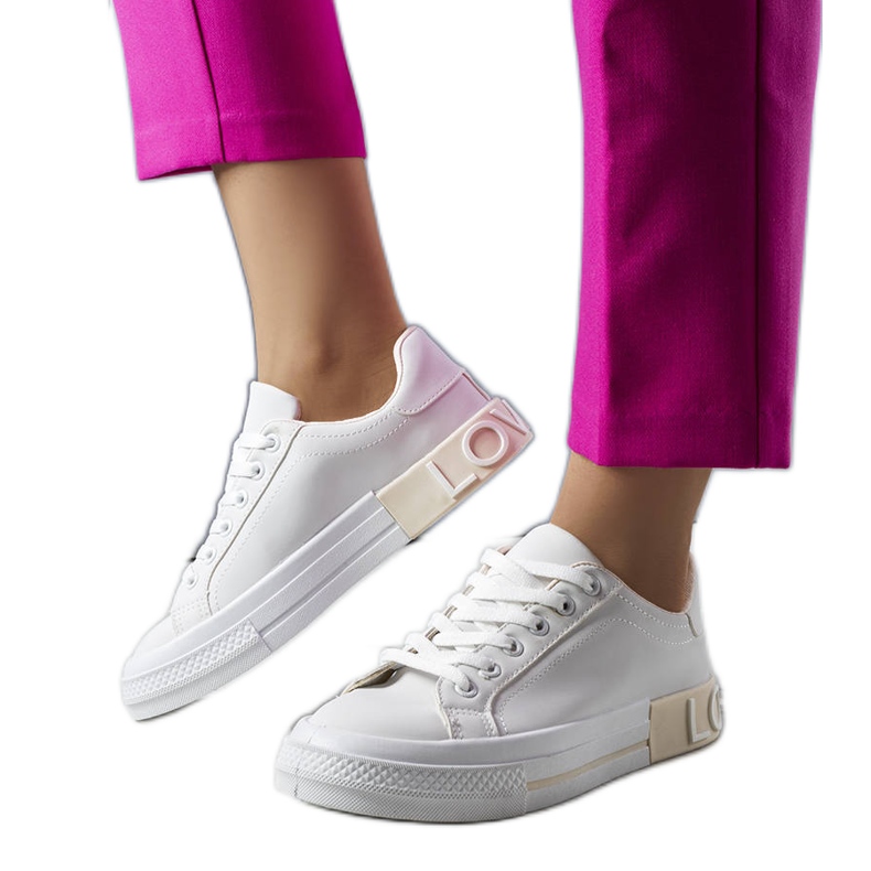 Bijelo-bež tenisice ukrašene natpisom Nora