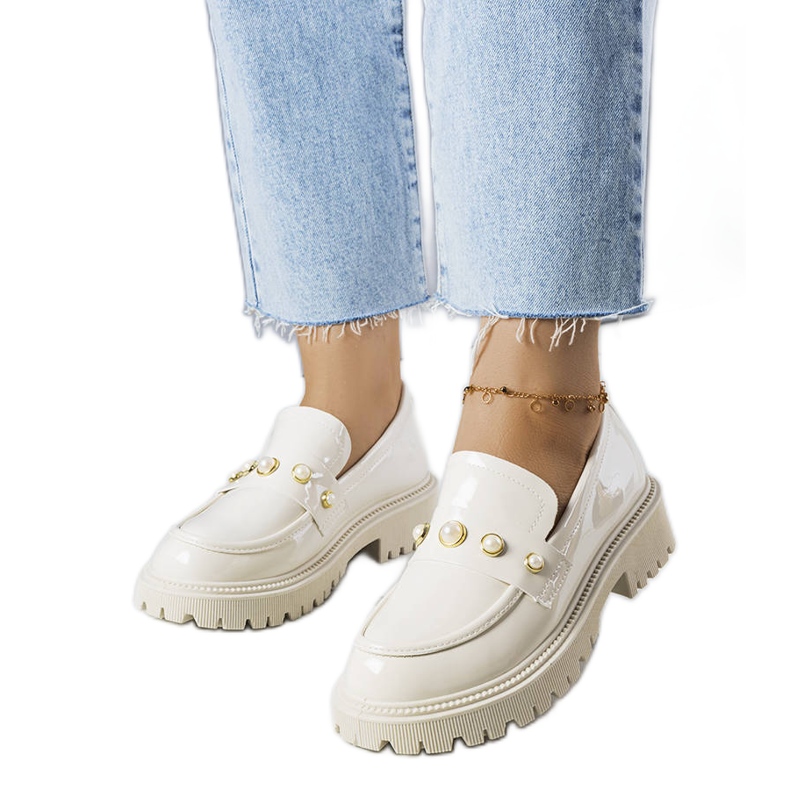 Bež lakirane cipele sa Serlait biserima