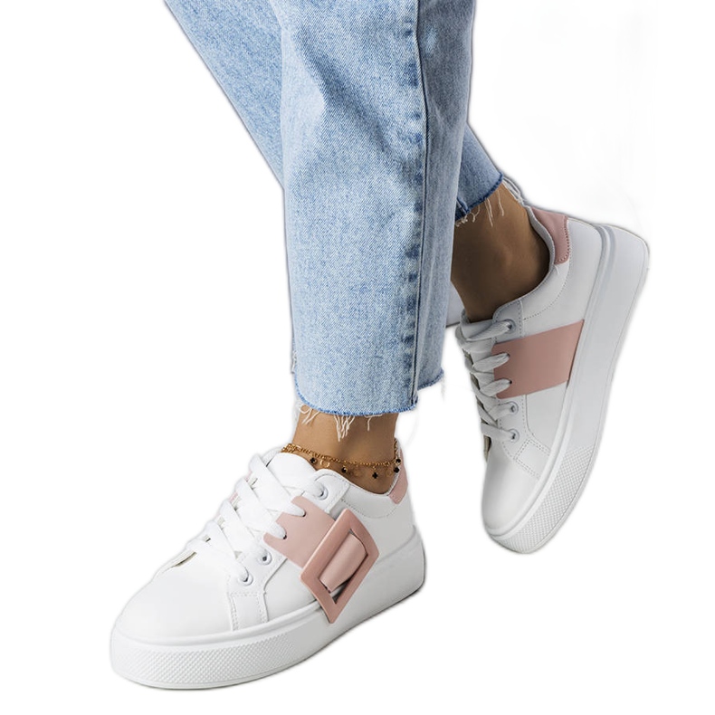 Bijele tenisice ukrašene ružičastom Toni kopčom bijela