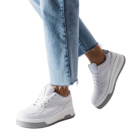 Bijele tenisice ukrašene Pare reljefom bijela