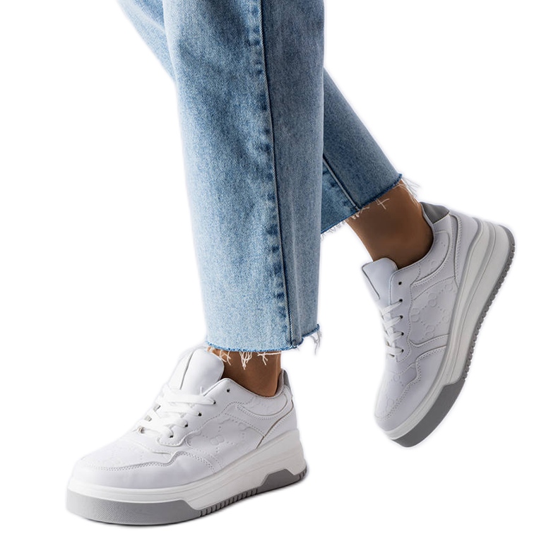 Bijele tenisice ukrašene Pare reljefom bijela