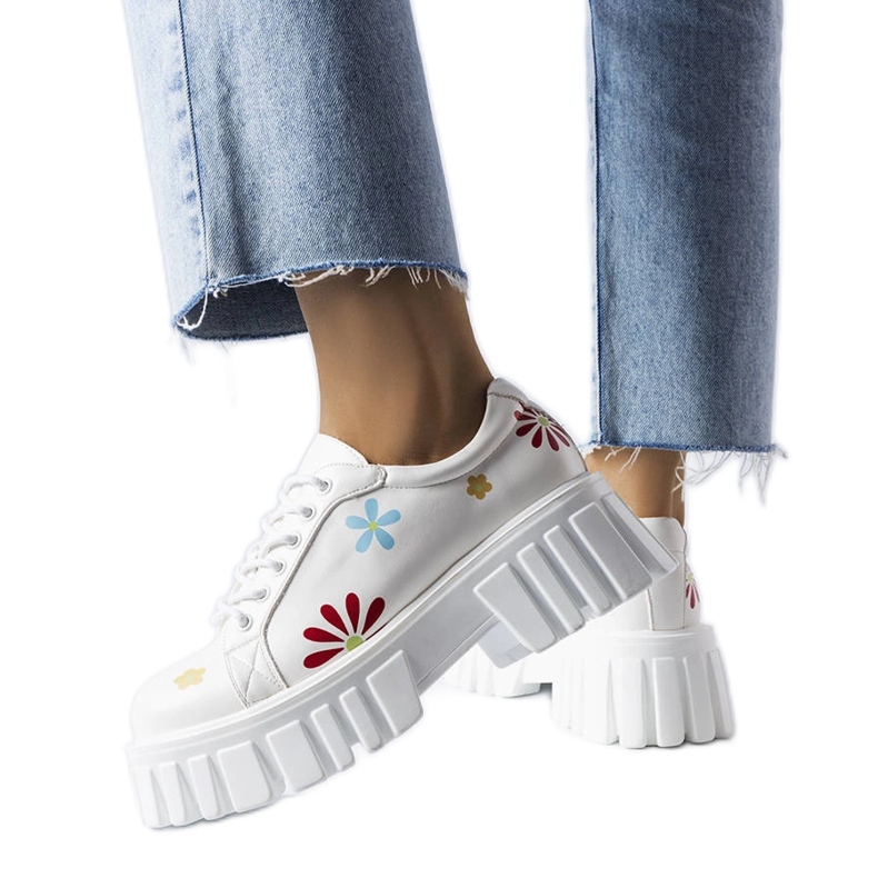 Bijeli brogovi ukrašeni cvjetovima Gemini bijela