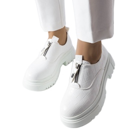 Bijeli brogovi ukrašeni Travers reljefom bijela