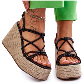 Moderne sandale na klin s pletenicom crne Nessia crna