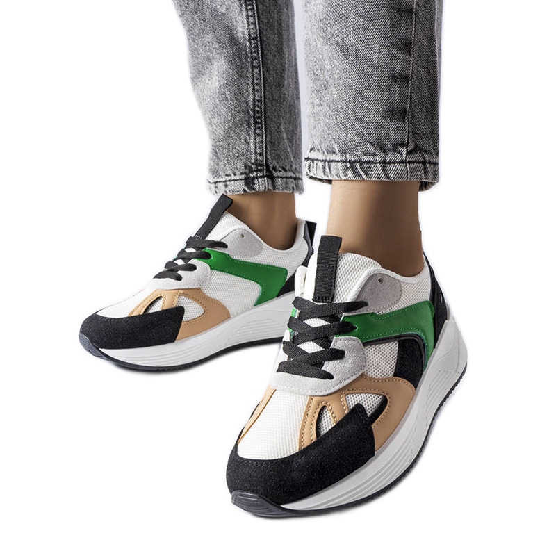 Crne tenisice izrađene od miješanih materijala iz Riela bijela