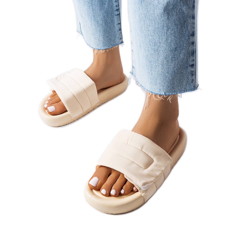 BM Bež papuče s čičkom iz Alerona