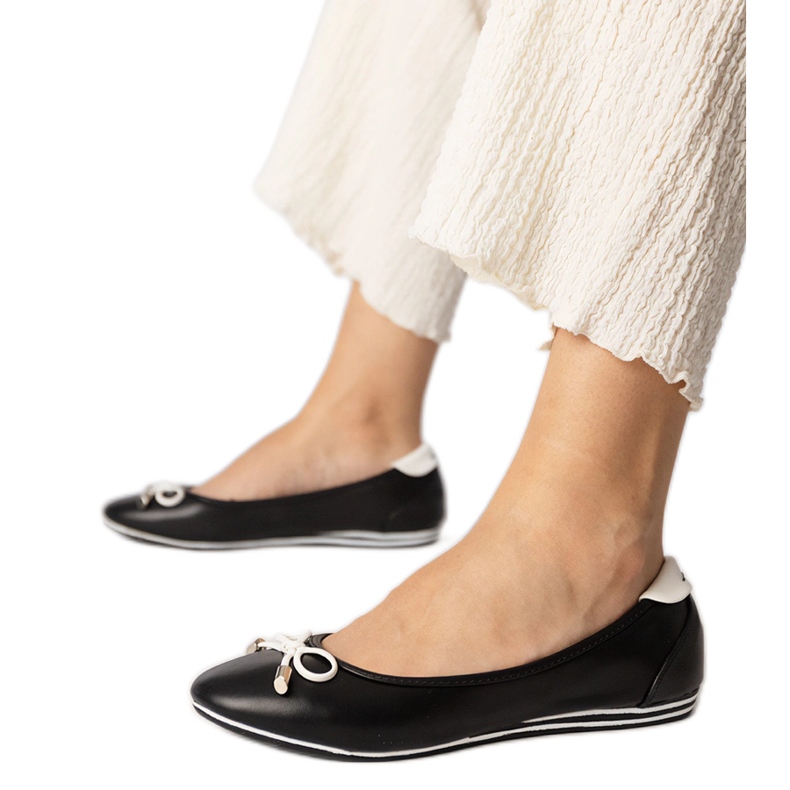 Crne balerinke ukrašene mašnom iz Maddalene crno