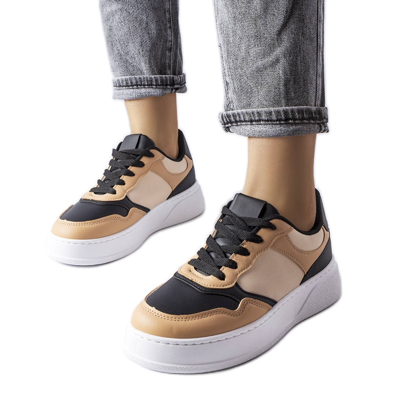 Crno-bež čizme s debljim potplatom marke Baron