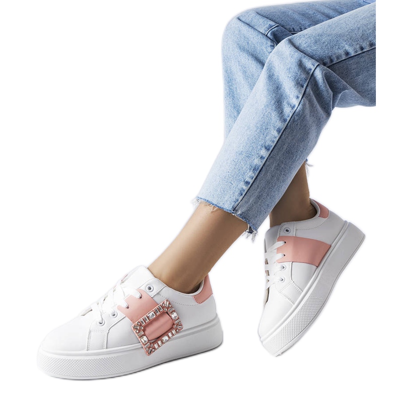 Bijele tenisice ukrašene ružičastom Ike kopčom bijela