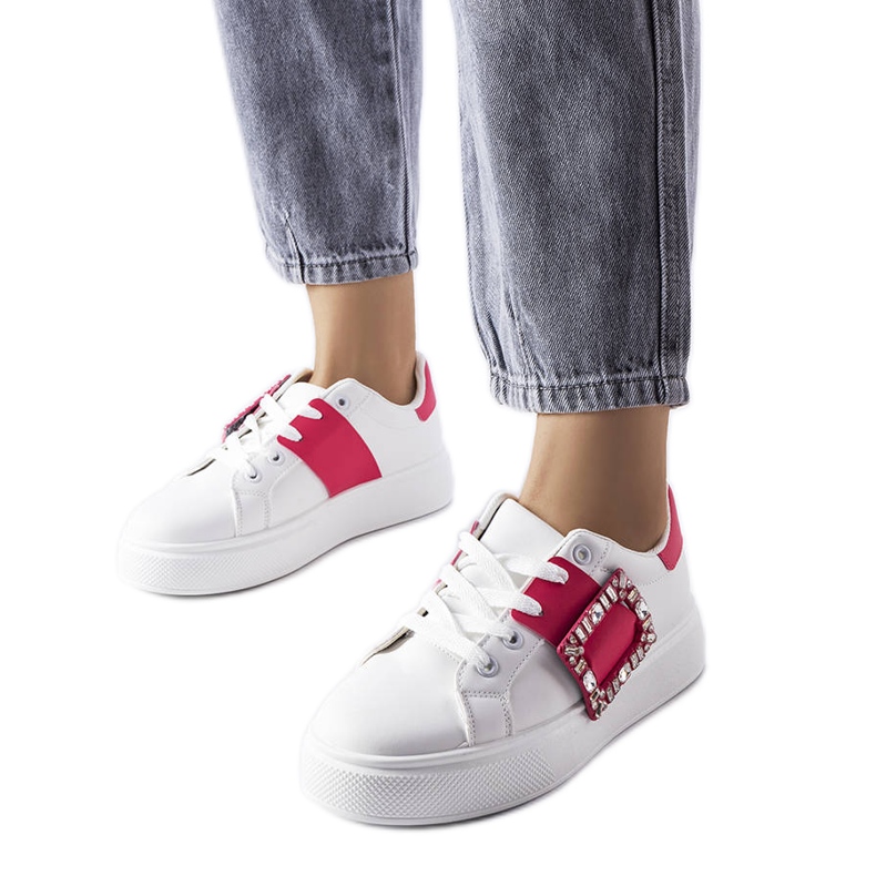 Bijele tenisice ukrašene ružičastom Ike kopčom bijela