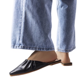 Crne sandale s naborima iz Aasiaata crna