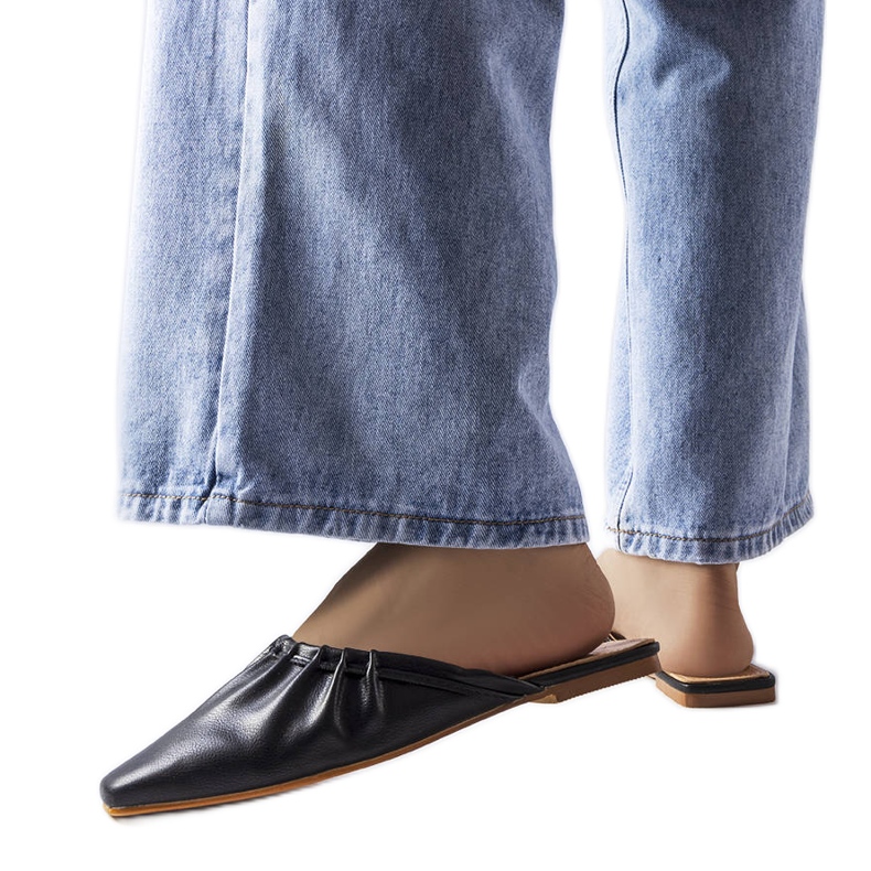 Crne sandale s naborima iz Aasiaata crno